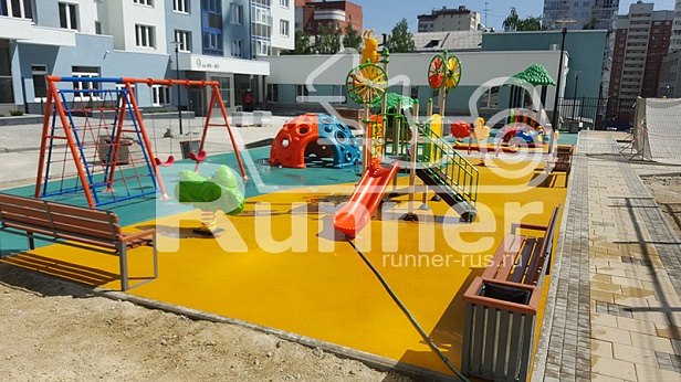 Детская площадка во дворе жилого комплекса